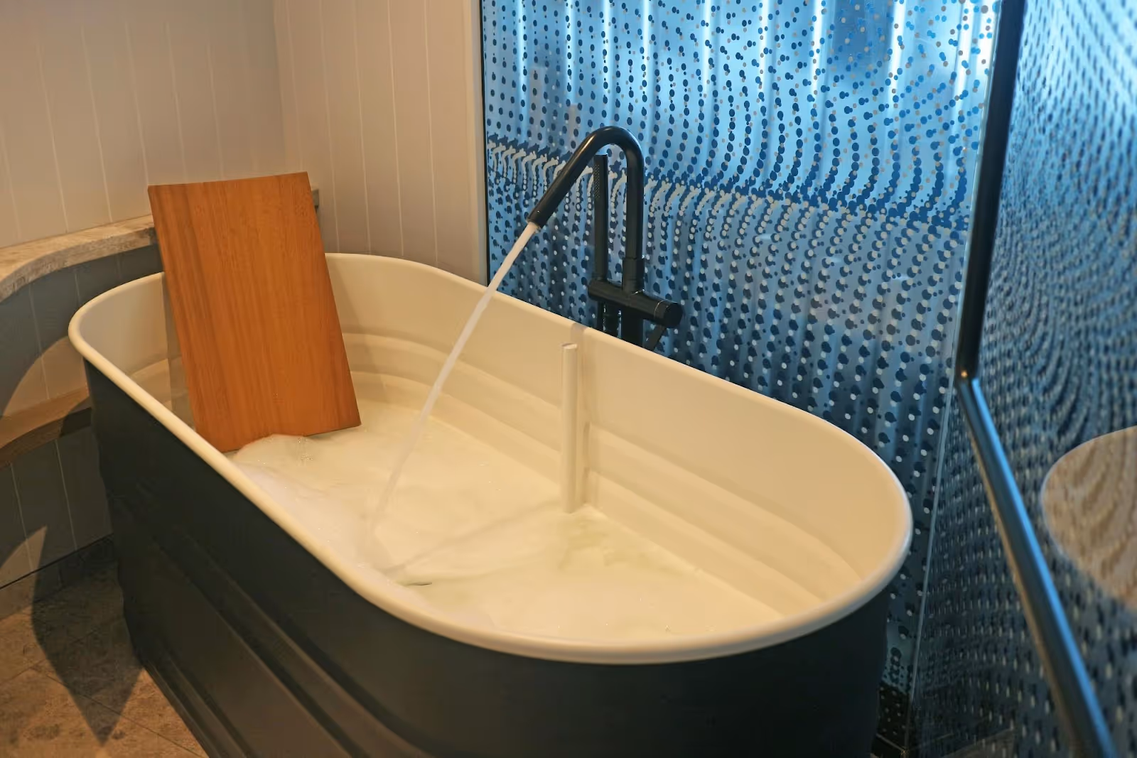 Verschiedene Badezimmermaterialien auf einem Ausstellungsstand