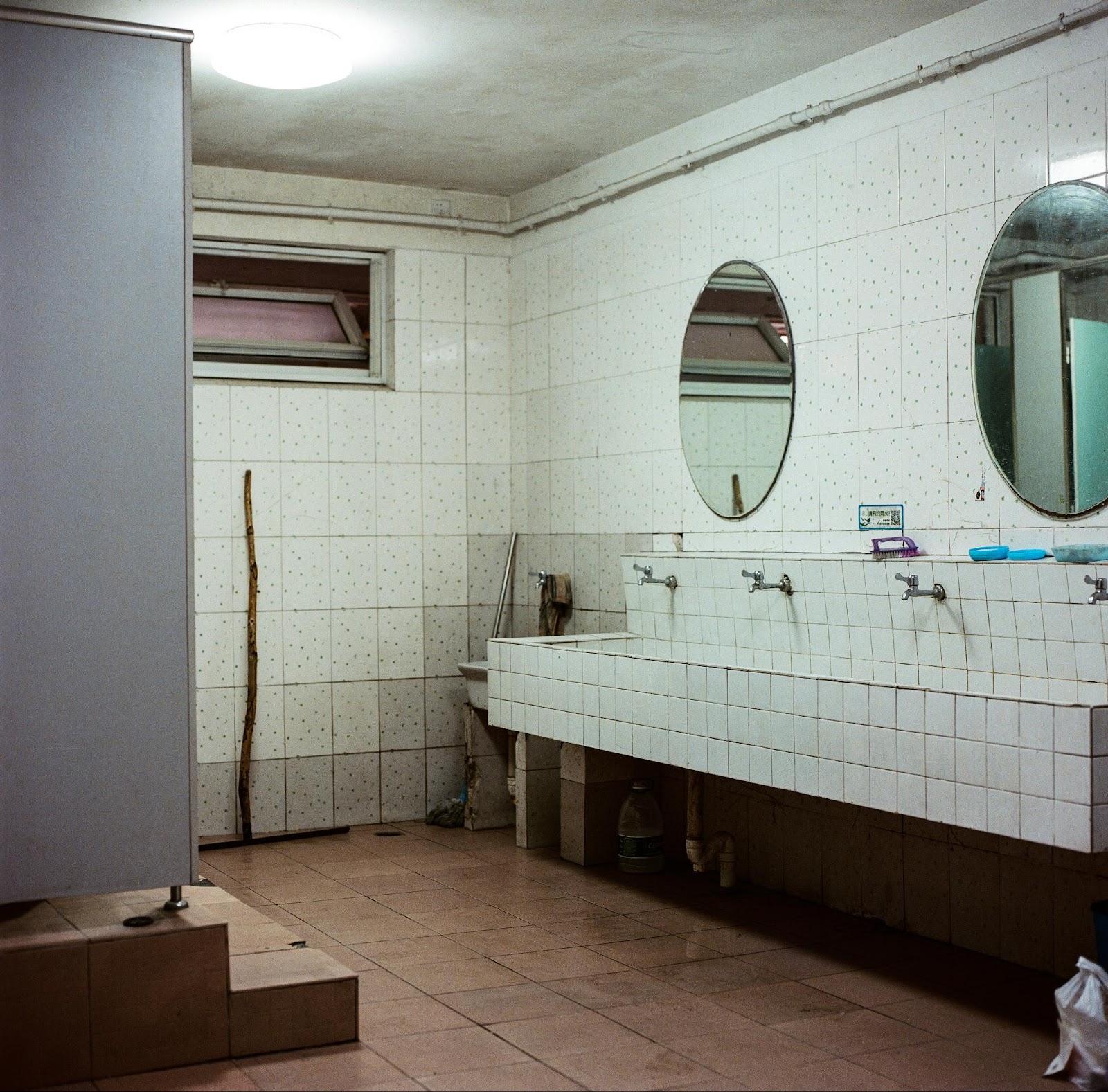 Baustellenfoto eines halb sanierten Badezimmers