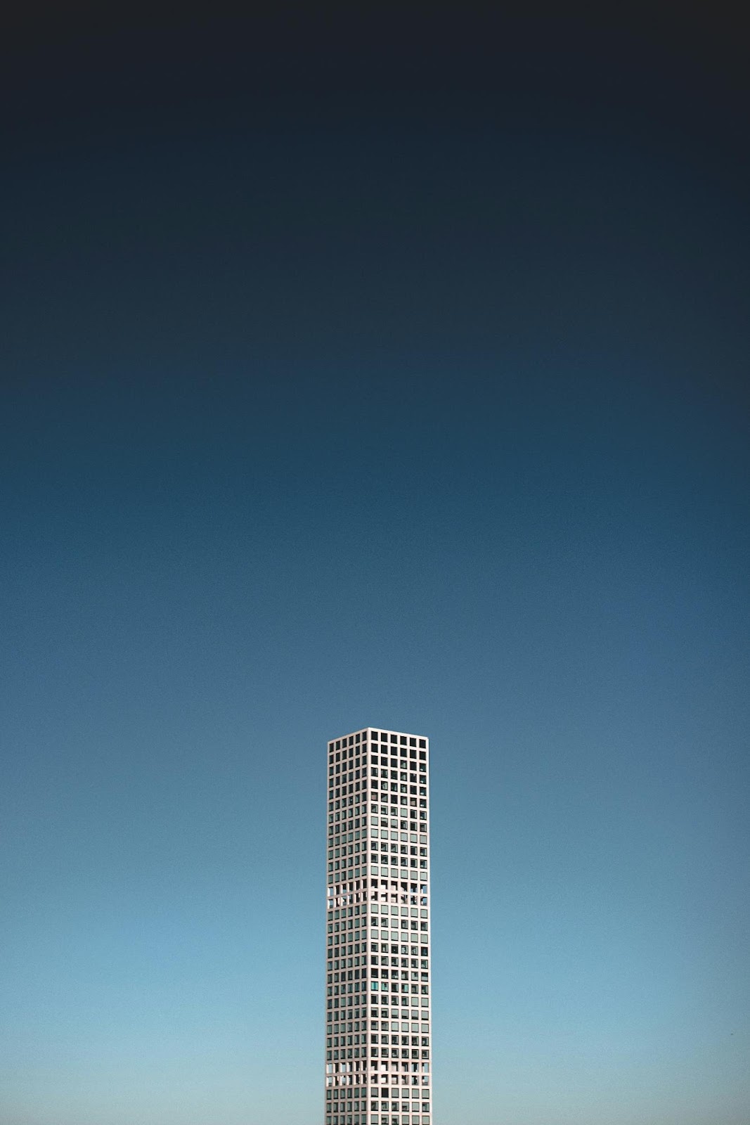 Architekt überprüft Baupläne