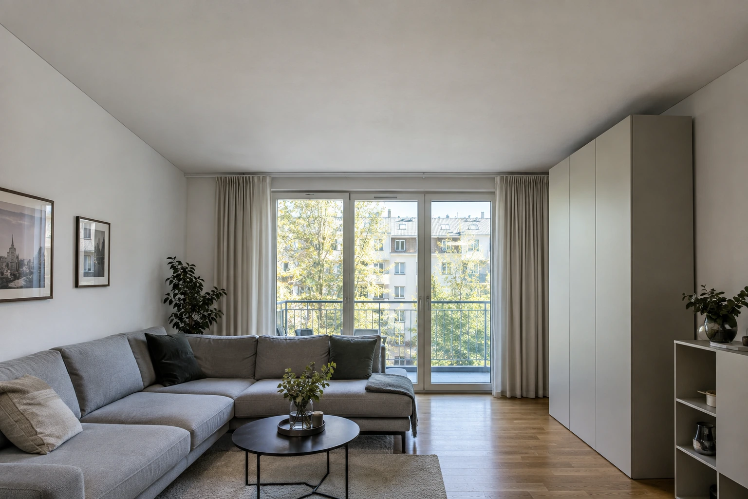 Wohnzimmer mit flacher Bestandsdecke vor dem Einbau des Lichtdesigns