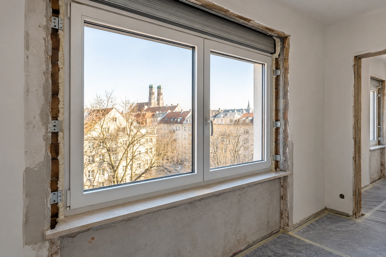 Neu eingesetztes Fenster mit sichtbaren Anschlussfugen vor der Oberflächenarbeit