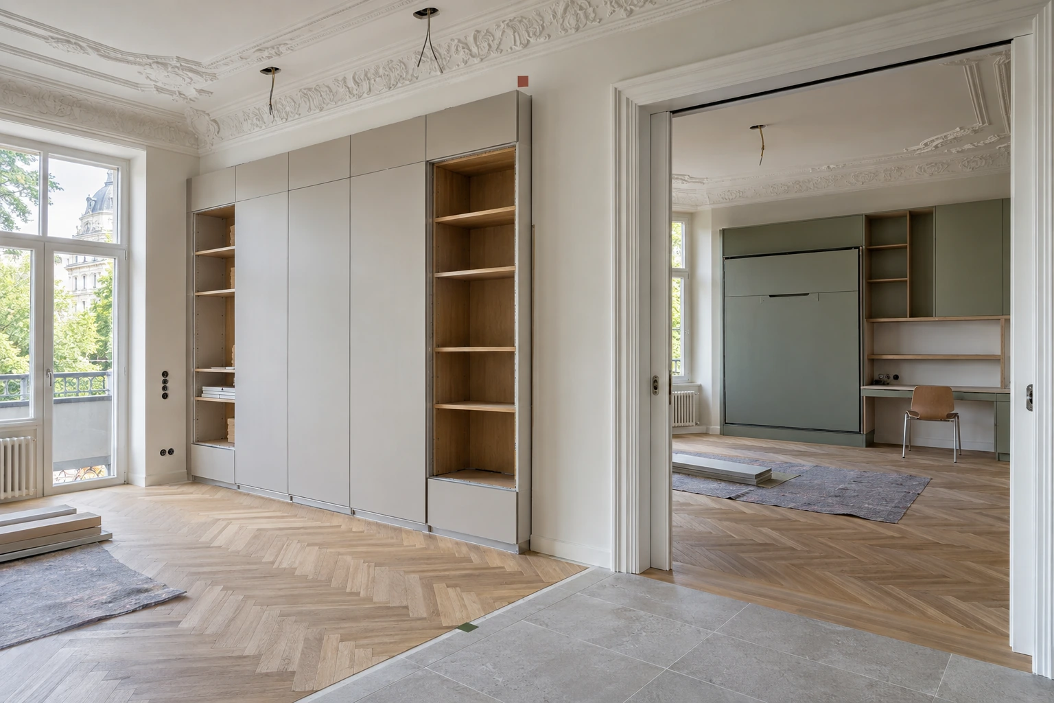 Teilweise montierte Stauraum- und Homeoffice-Einbauten mit abgestimmten Ausbaudetails