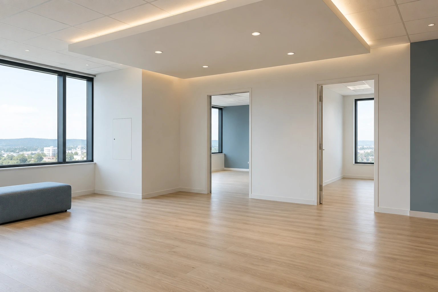 Fertig ausgebautes Büro mit zwei Raumöffnungen, glatten Wänden und beleuchteter Deckeninsel