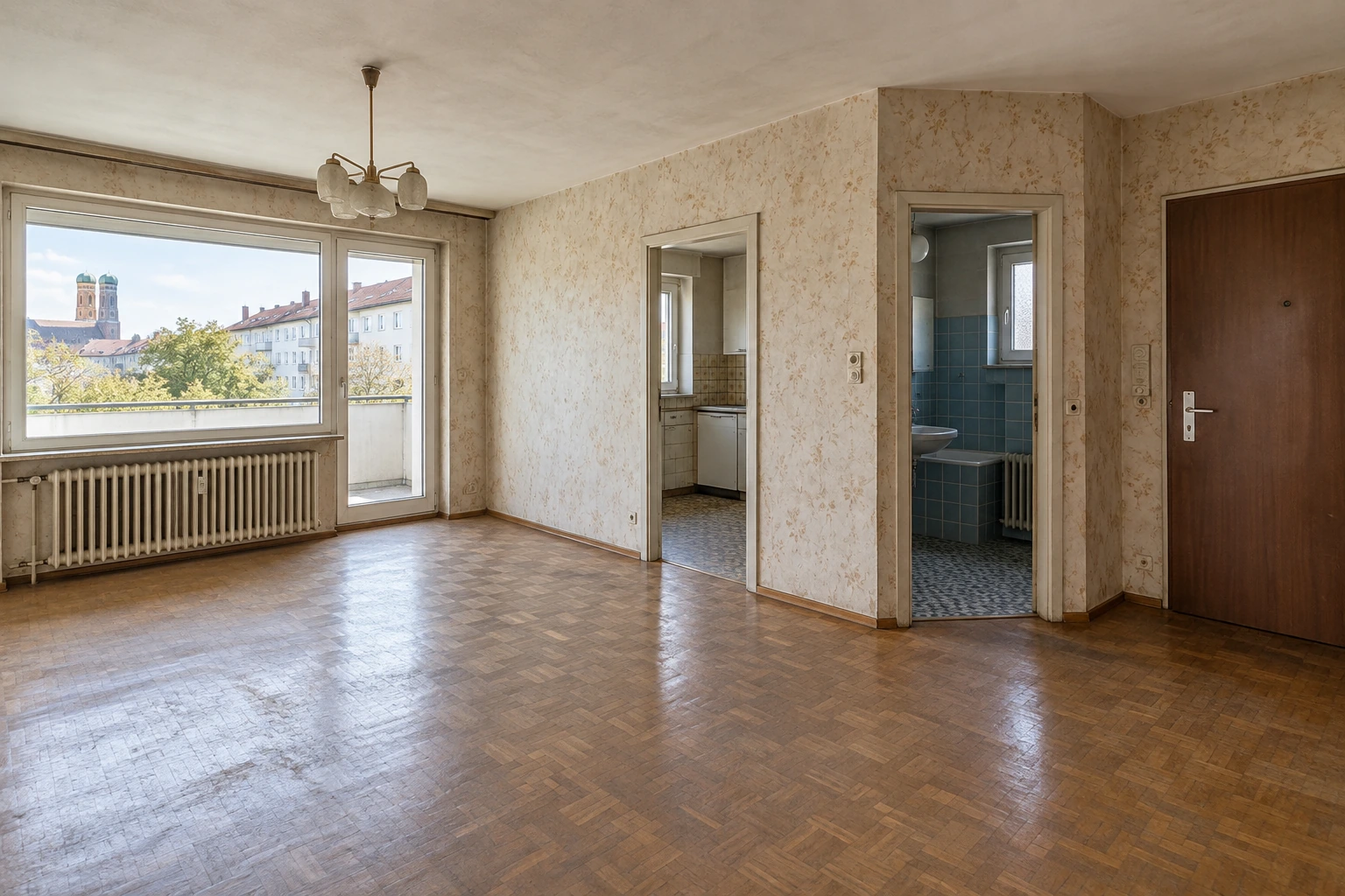 Illustrativer Bestand einer Münchner Eigentumswohnung mit alten Oberflächen, Boden, Elektro, Heizkörper und Badzugang bei intakten Fenstern und Eingangstür