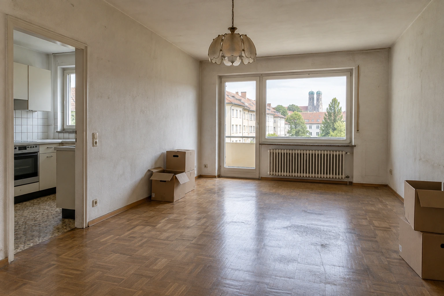 Renovierungsbedürftige Münchner Wohnung mit abgenutzten Wänden, älterem Parkett, Heizkörper und schlichter Bestandsküche