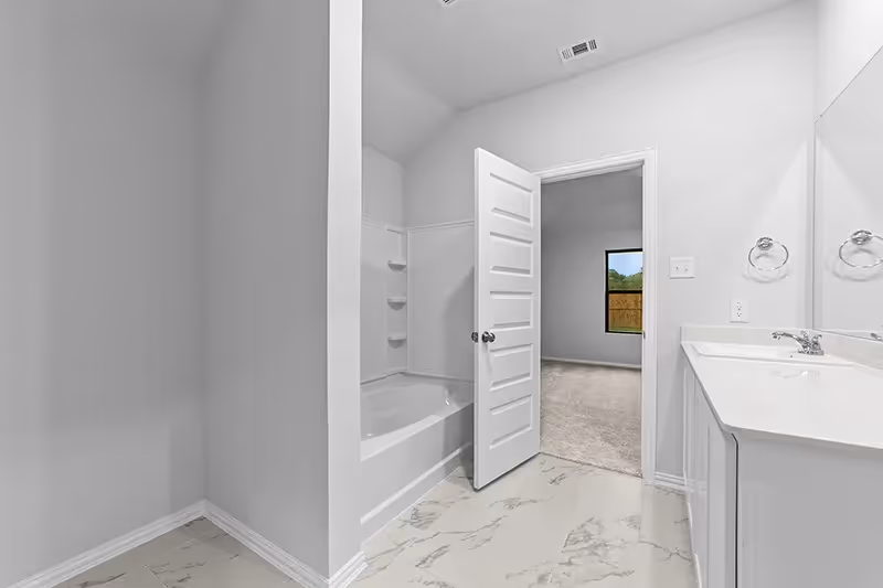 Owners bath with tub/shower combo