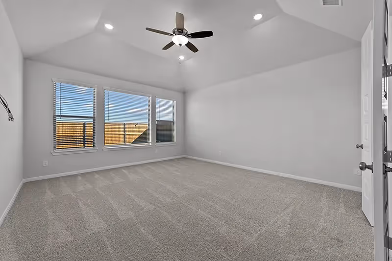 owners suite with 3 windows