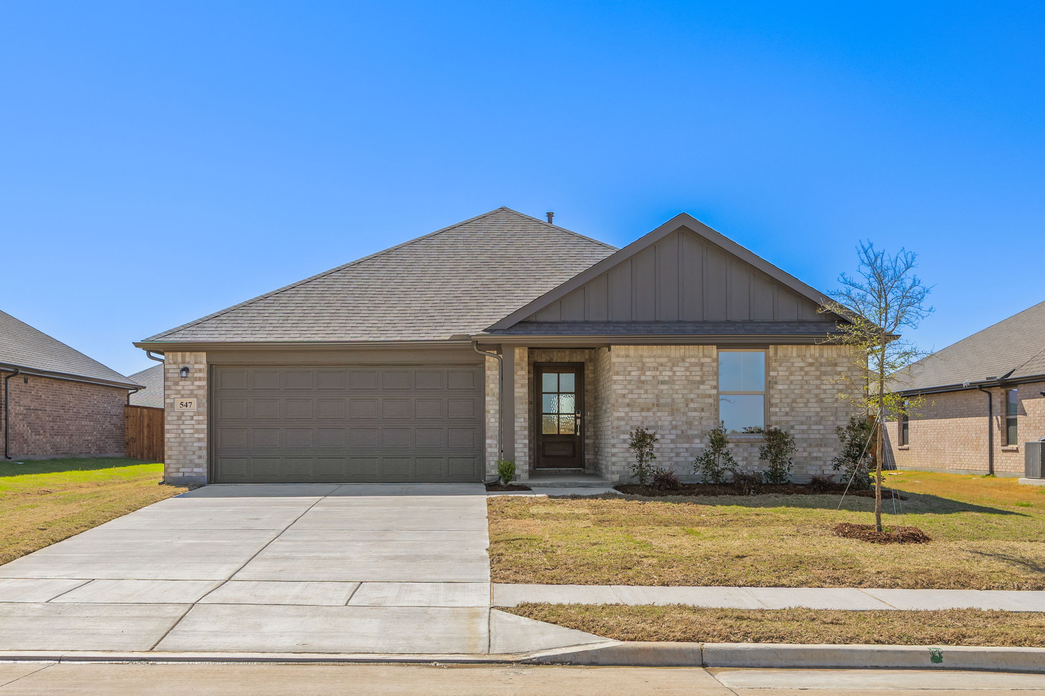Exterior photo of one story brick home in Van Alstyne