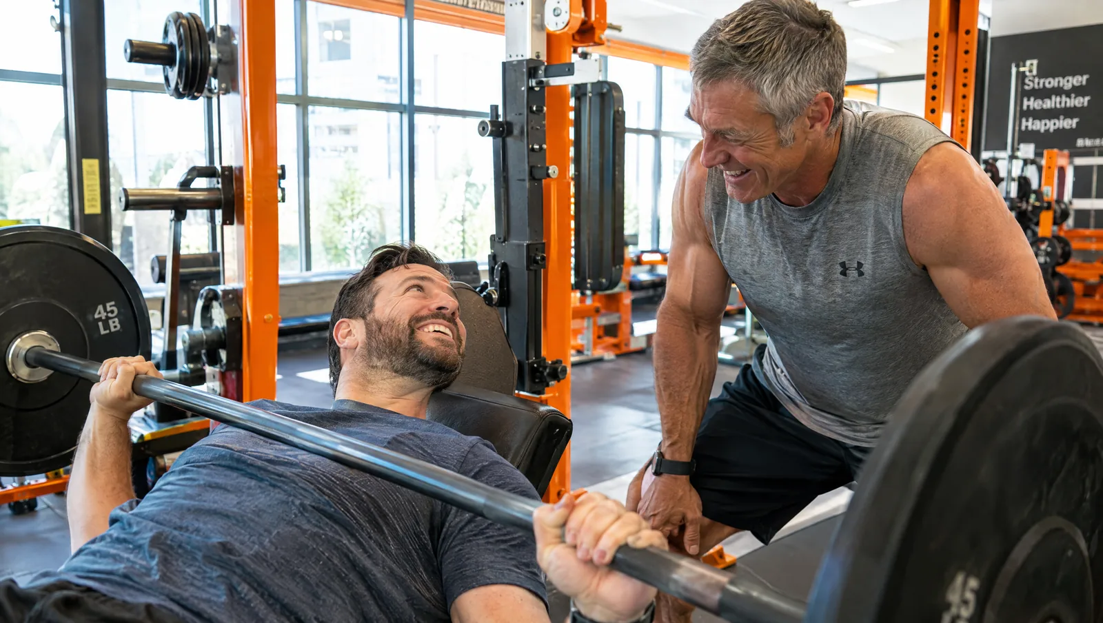 Zwei Männer unterschiedlichen Alters trainieren gemeinsam im Smile Fit Studio