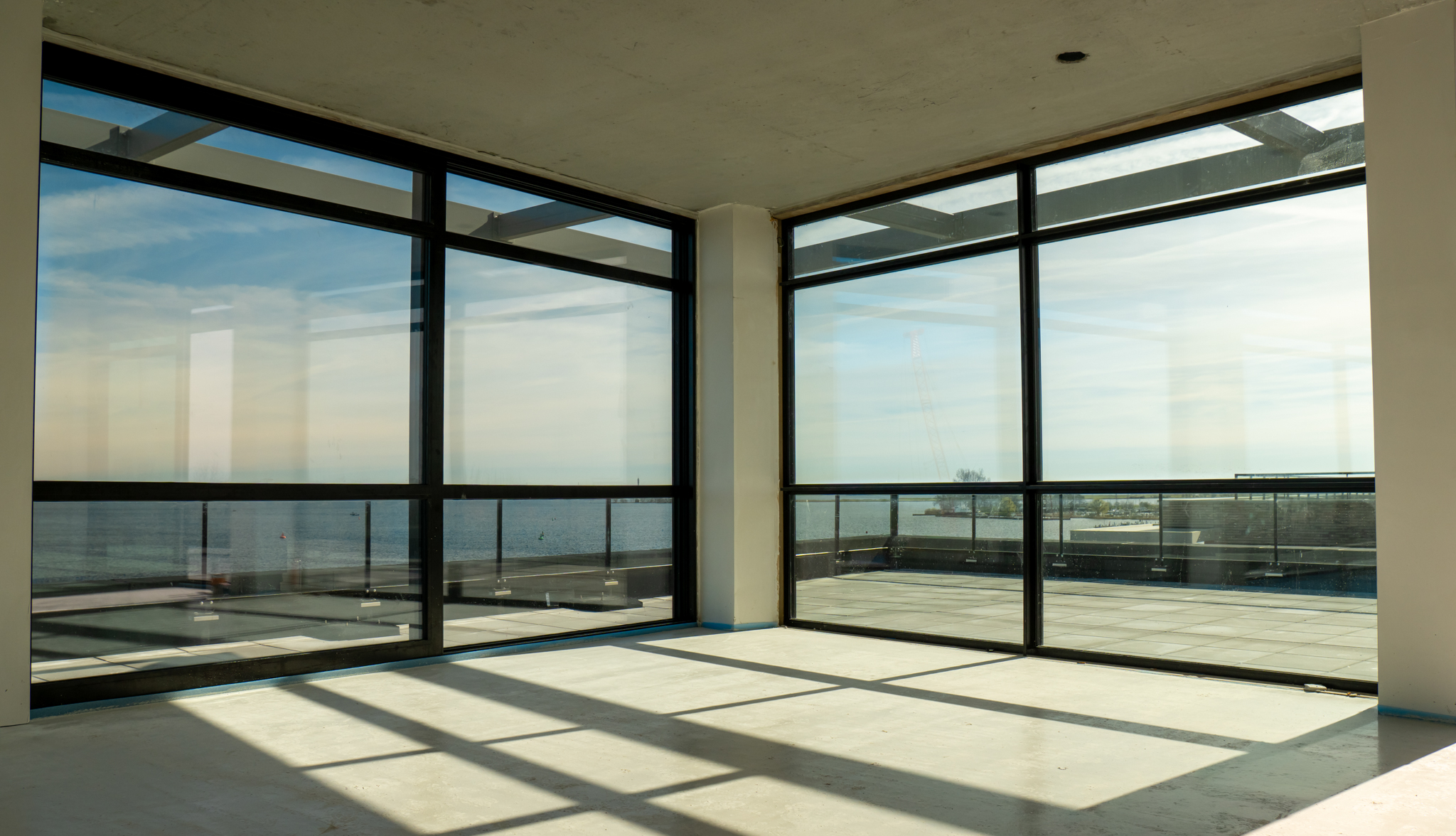 aluminium schuifsysteem en raamsysteem sluiten naadloos op elkaar aan