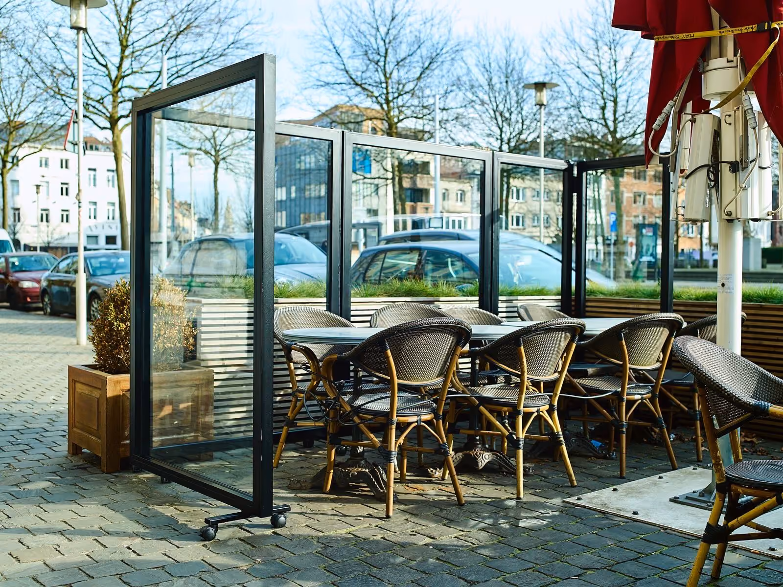 Paraconstruct - een windscherm geplaatst op een horecaterras 