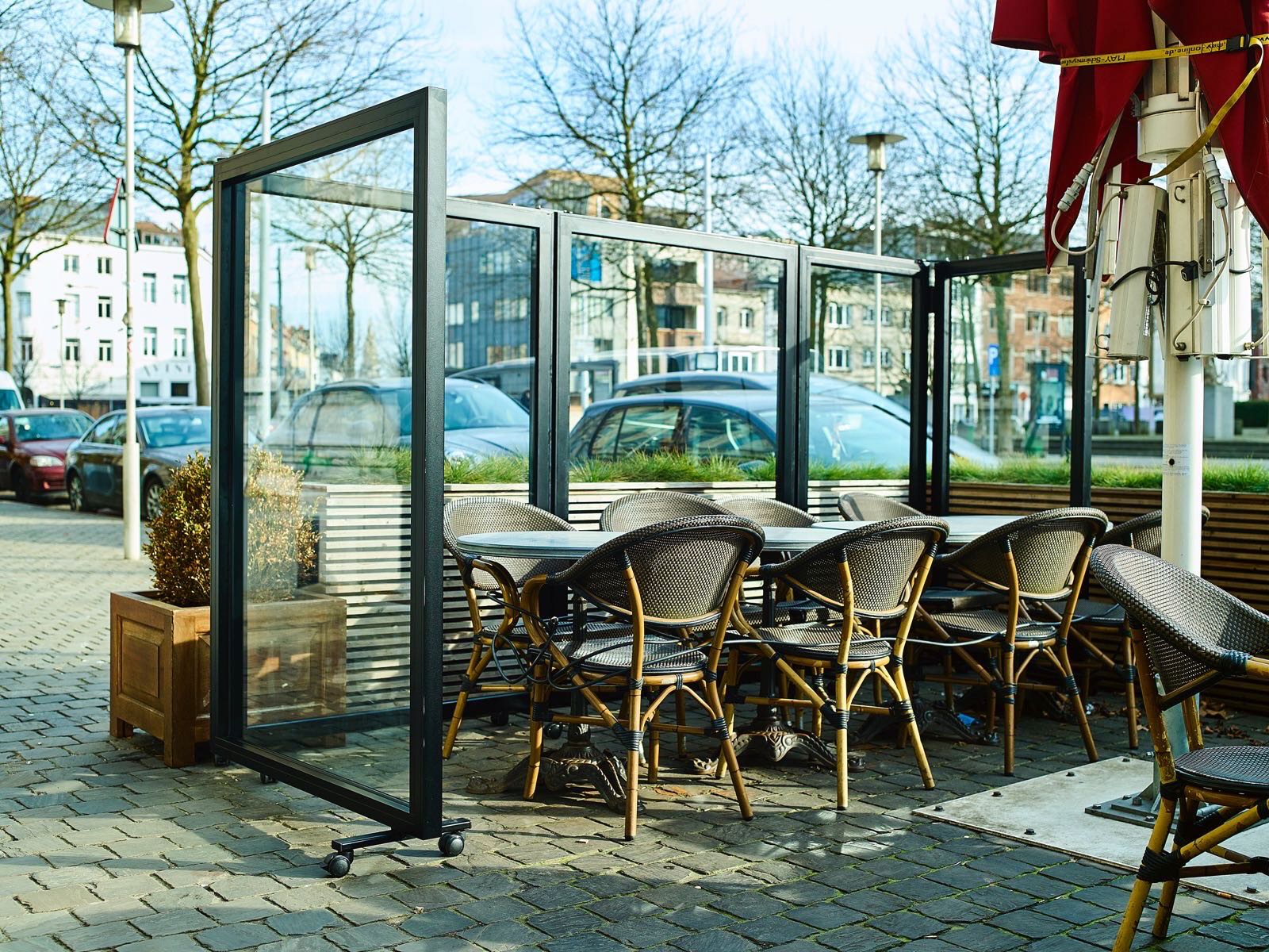 Paraconstruct - een windscherm geplaatst op een horecaterras