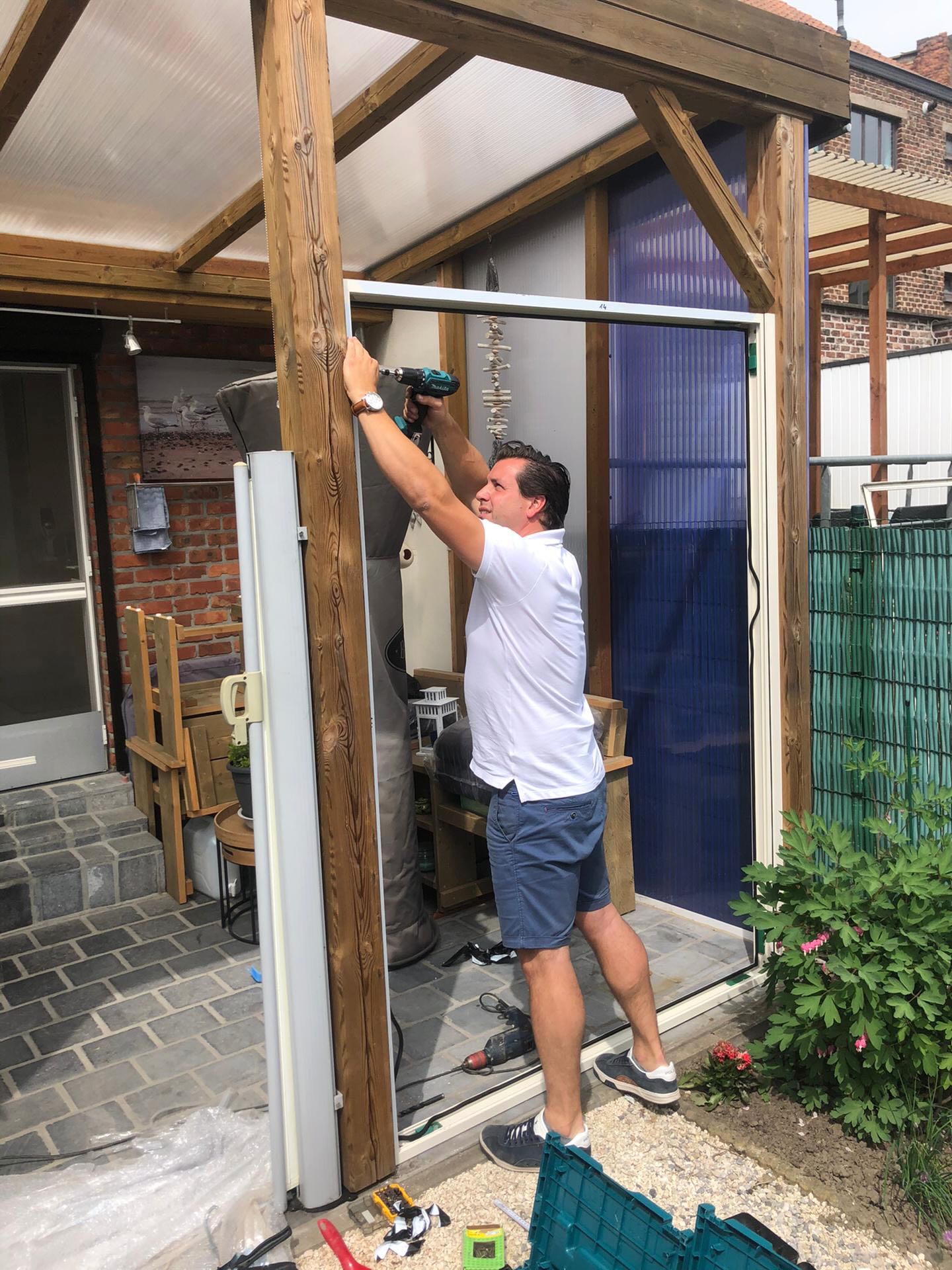 Paraconstruct - plaatser die een windscherm aan het installeren is 