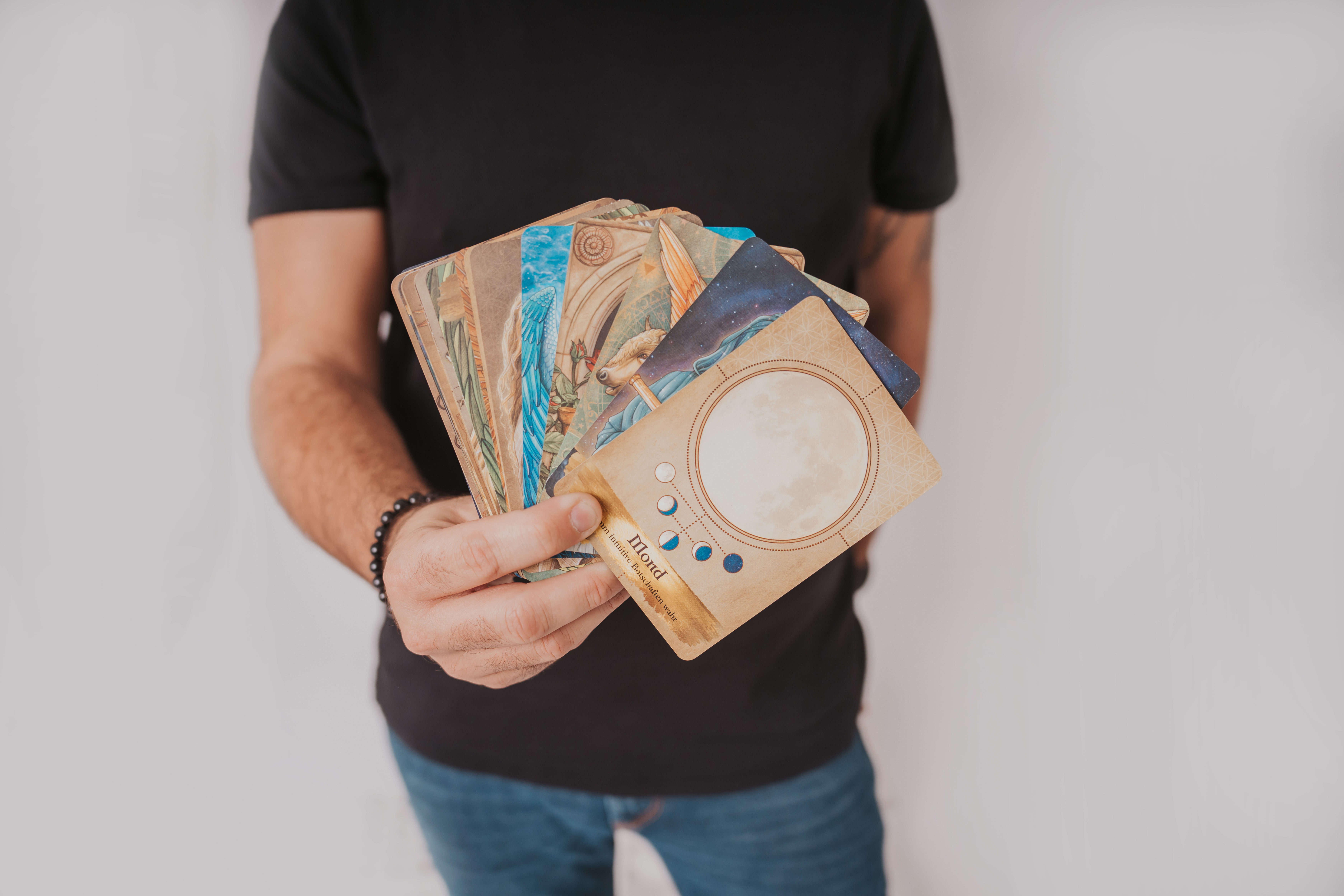 Max Schmitz mit Tarotkarten