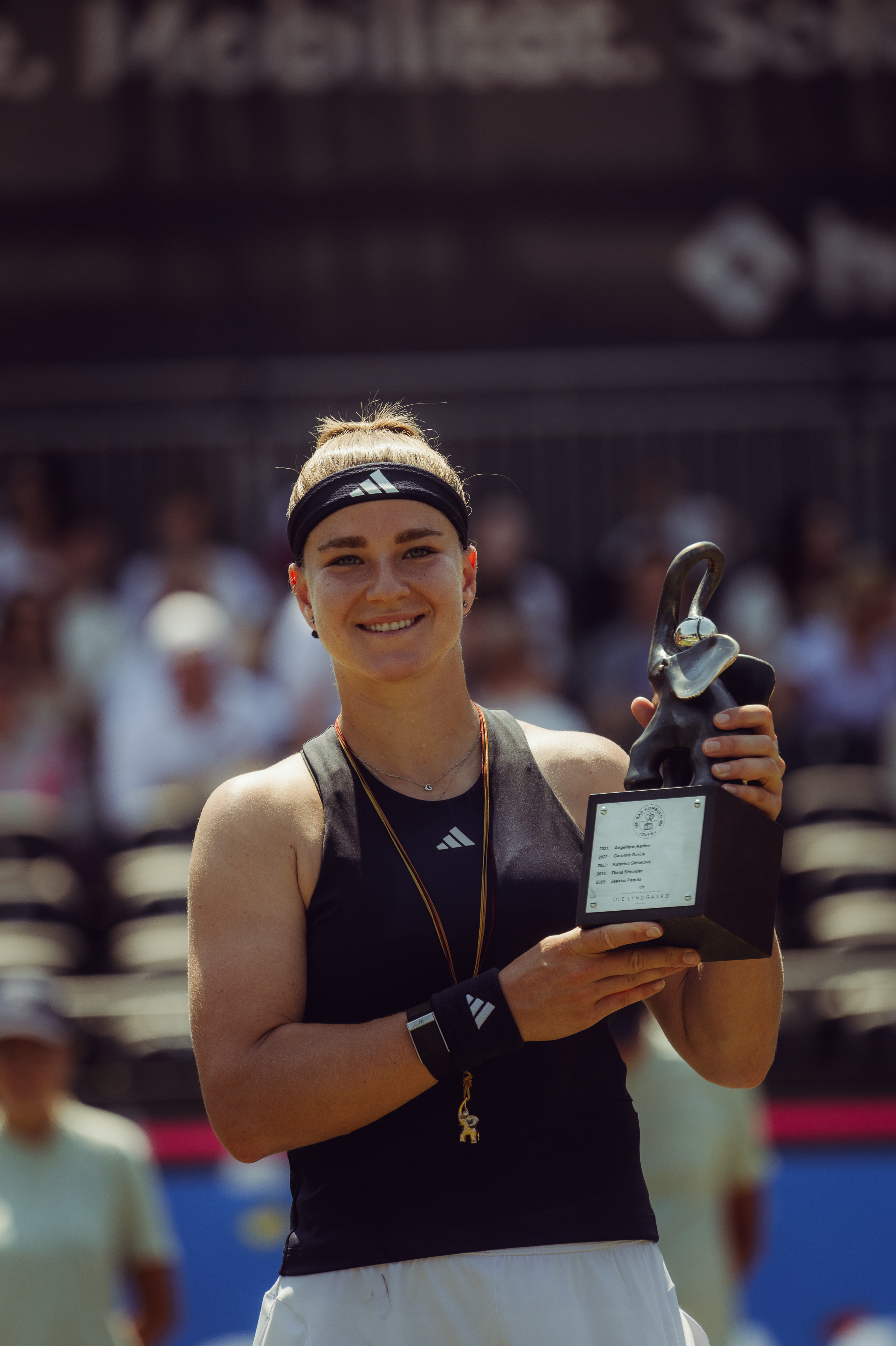 Zeigt Diana Shnaider, die Siegerin der Bad Homburg Open powered by Solarwatt 2024.