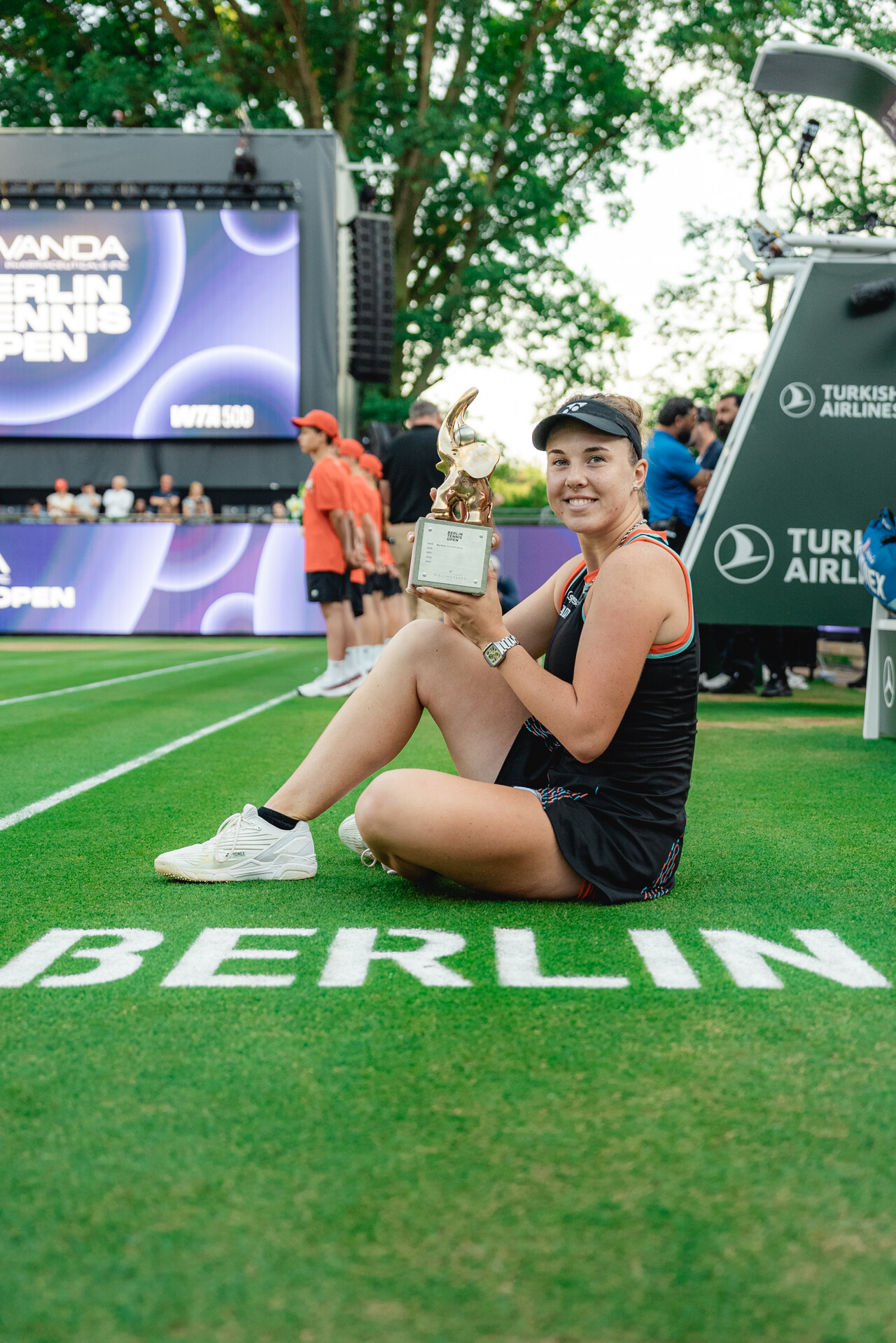 Zeigt Diana Shnaider, die Siegerin der Bad Homburg Open powered by Solarwatt 2024.