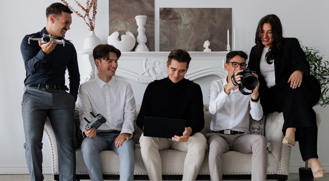 François, Félix et Étienne, cofondateurs de Le Repère Créatif, posant ensemble à l'Académie entrepreneuriale de l'Université Laval, lors d'une formation sur la gestion et le développement d'entreprises innovantes.