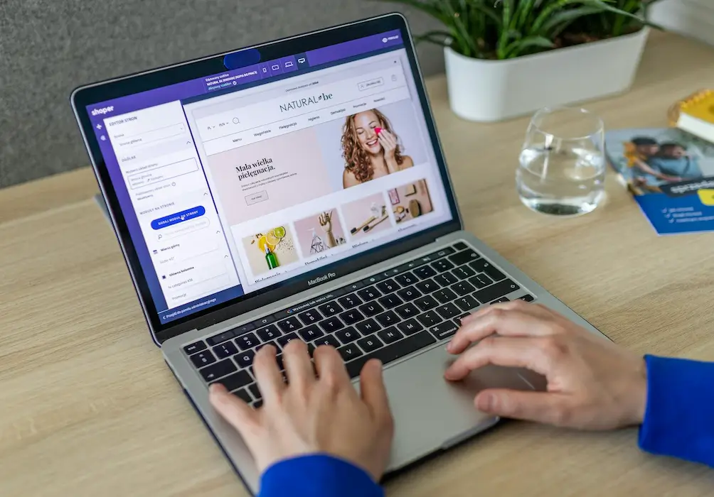 aplikacja sklepu e-commerce na laptopie