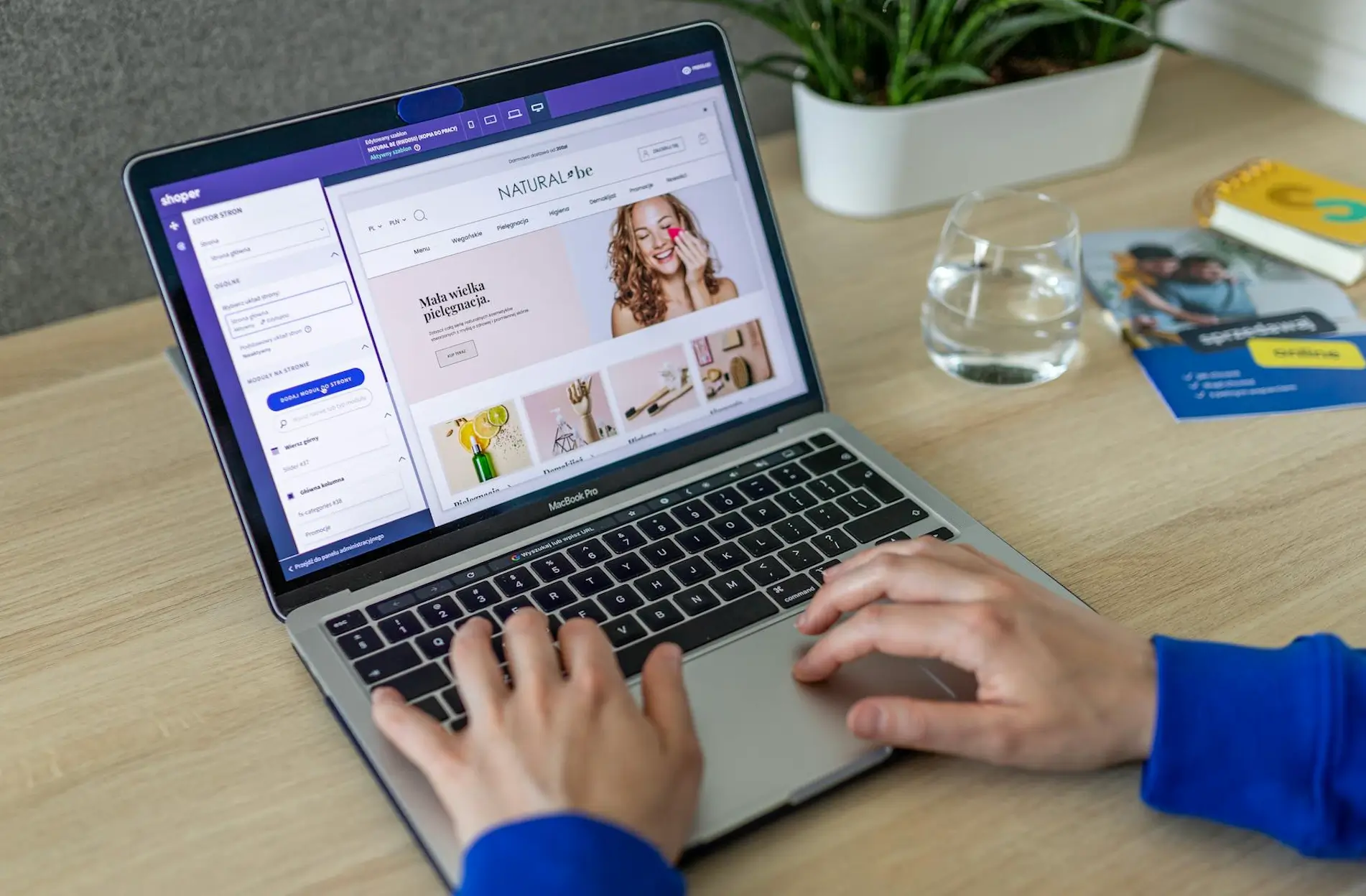 aplikacja sklepu e-commerce na laptopie