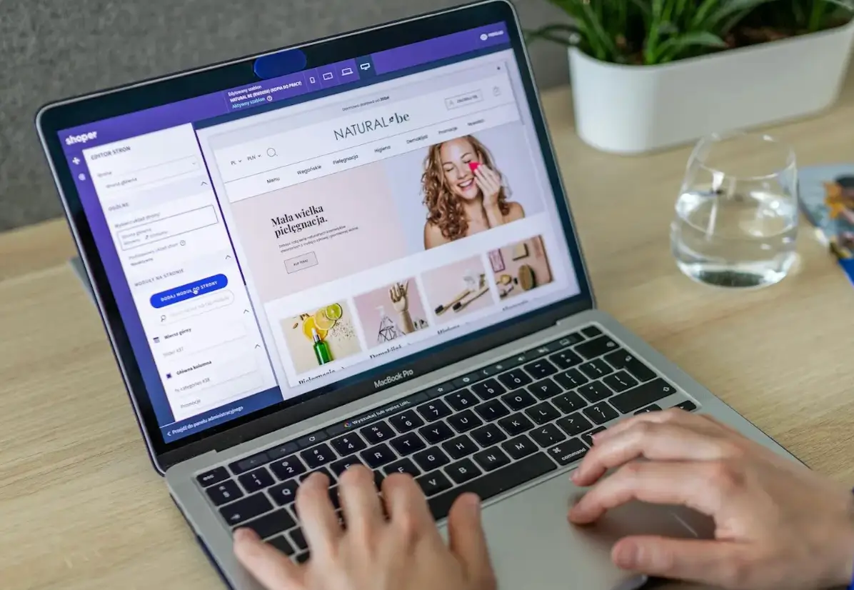 aplikacja sklepu e-commerce na laptopie
