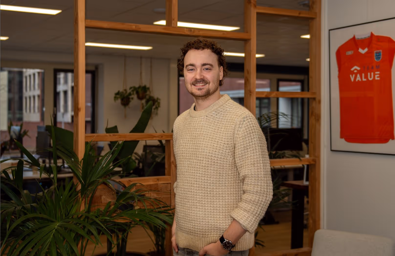 Hoe is het om te starten bij TeamValue? Cloud Consultant Lars vertelt over zijn eerste 100 dagen: onboarding, projecten, groei en cultuur.