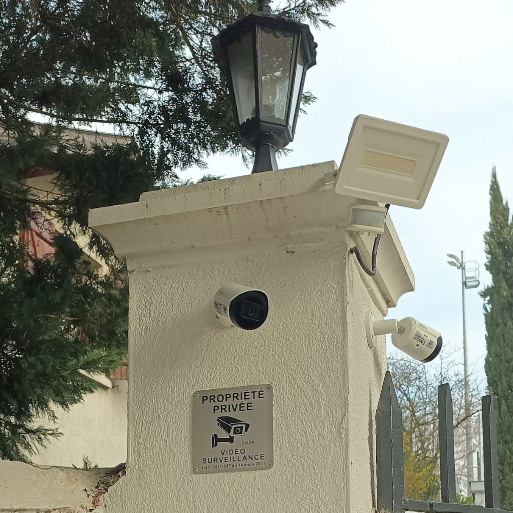 Entrée et portail équipés de caméras de surveillance