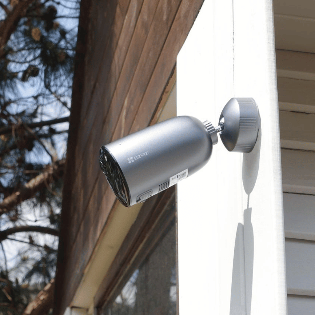Caméra EZVIZ EB3 4G installée sur une façade extérieure