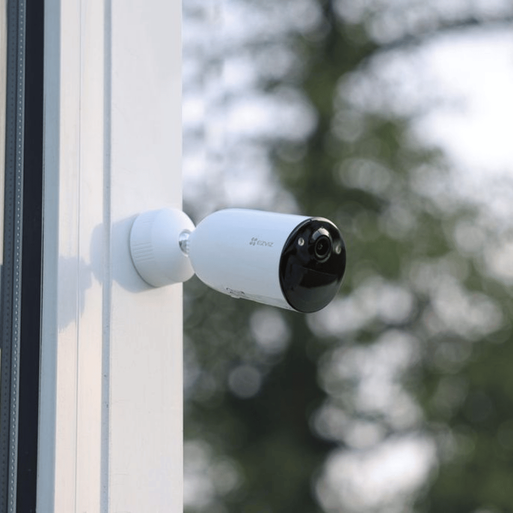 Caméra EZVIZ HB3 2K supplémentaire sur une façade extérieure