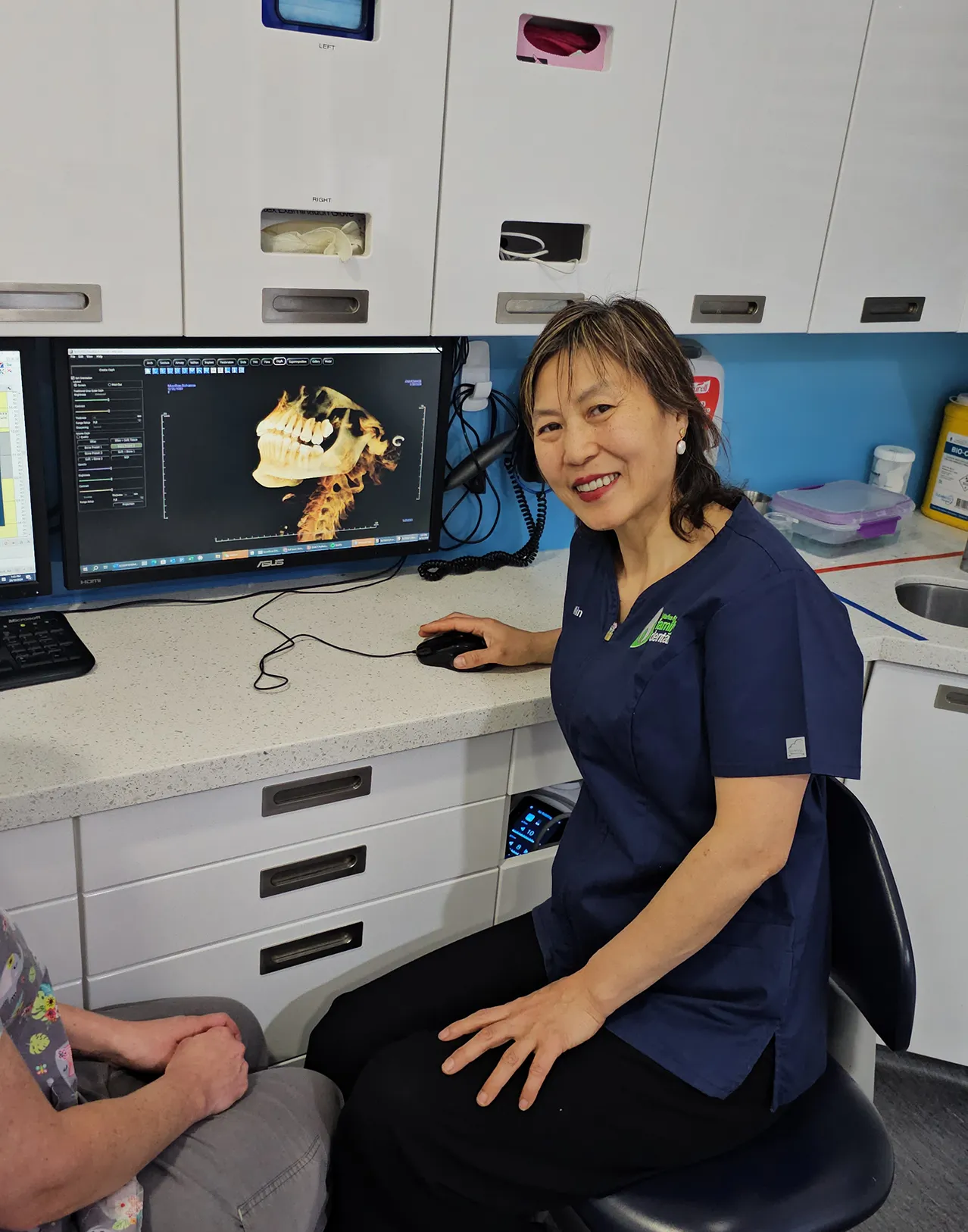 Min looking on a computer at xrays