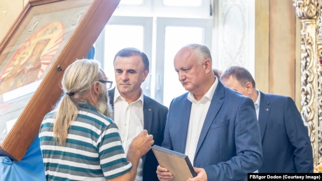 Igor Dodon și Vasile Tarlev la mănăstirea de maici „Adormirea Maicii Domnului” din satul Calarașovca, raionul Ocnița, 20 august 2025.