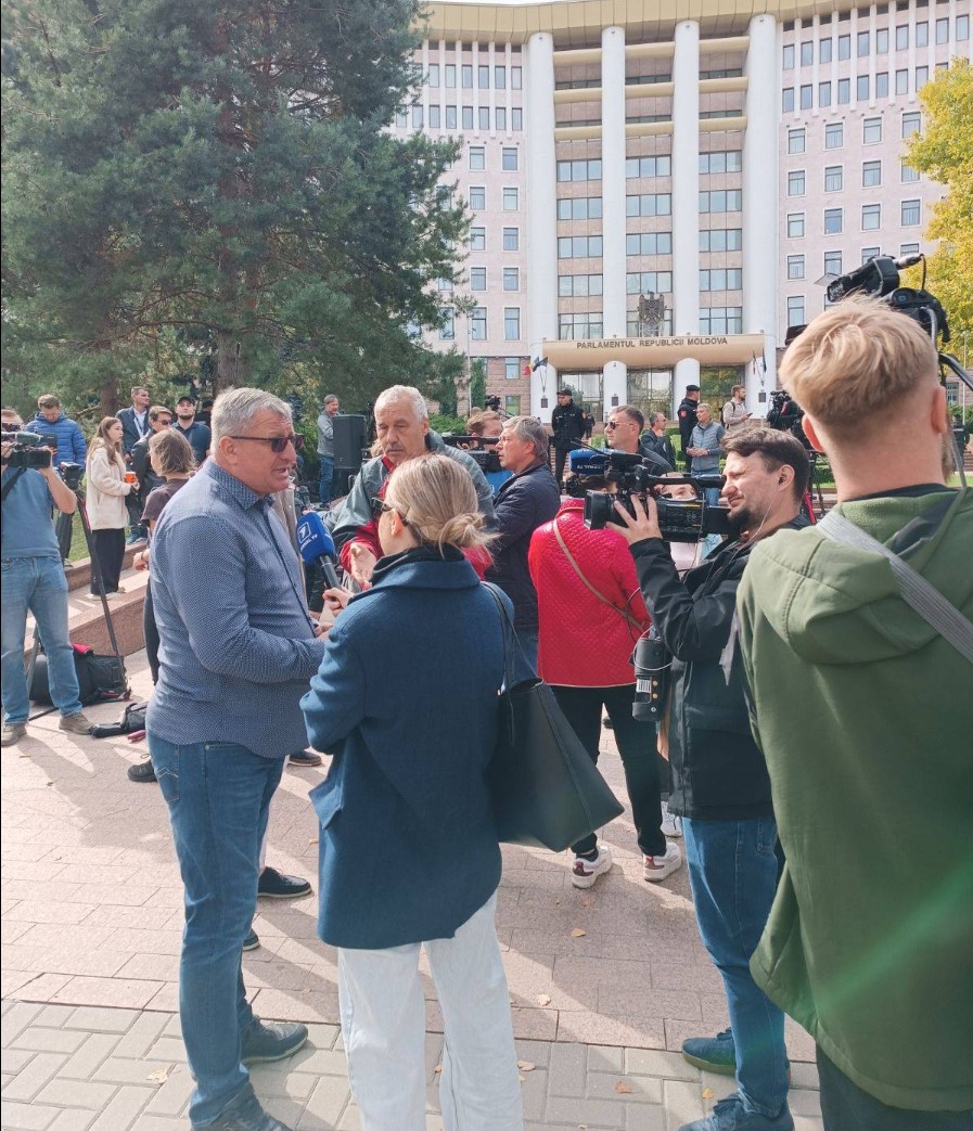 FOTO// Oamenii lui Șor, în slujba lui Dodon. Nici condamnatul fugar nu a reușit să salveze protestul „patrioților” 3 68da681f80a183b60153da7e Screenshot 4