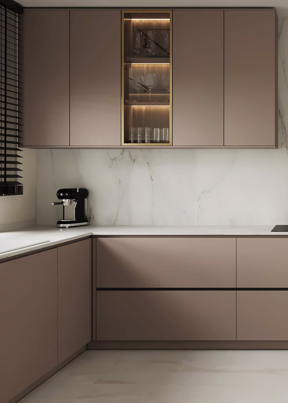 Ducha moderna con paredes de porcelanato gris y cabezal de ducha redondo de metal dorado.