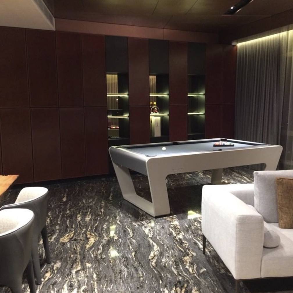 Custom pooltable in white with grey billiard table cloth