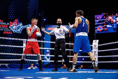 Martin Skogheim, trener på Romerike bokseklubb, i ringen og går kamp