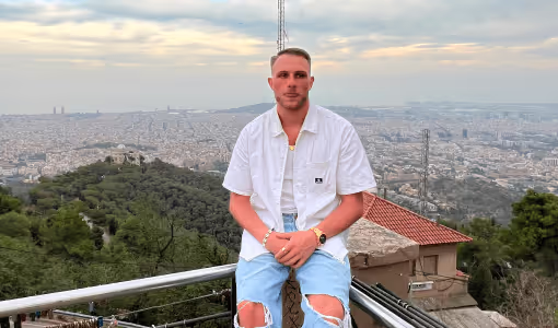 Ein Mann auf einer Ausichtsplattform