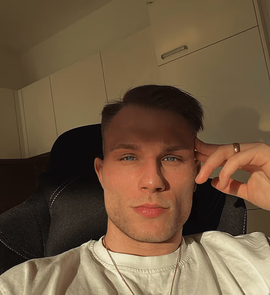 Ein Mann mit definierter Jawline