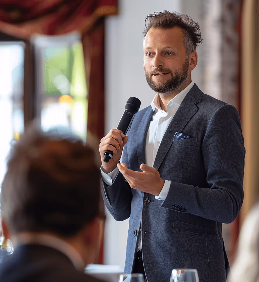 Ein Mann hält einen Vortrag