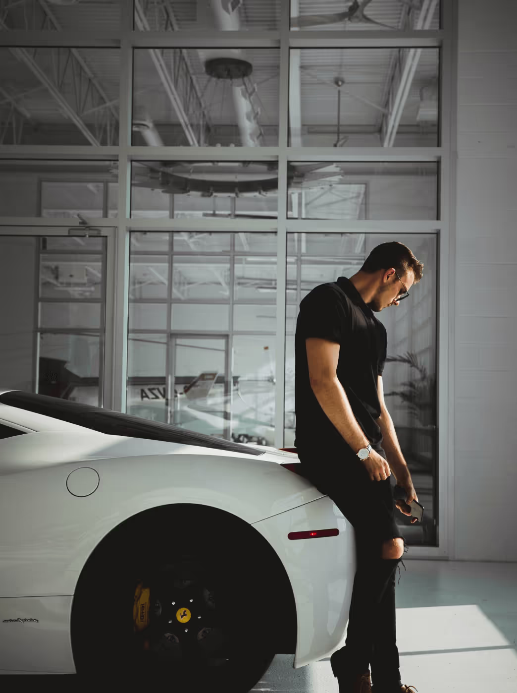 Ein Mann lehnt sich an seinen Sportwagen