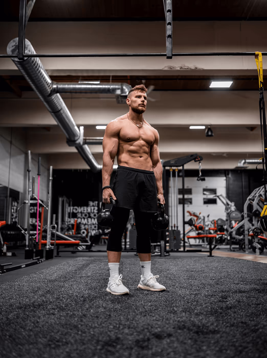 Ein sportlicher Mann im gym