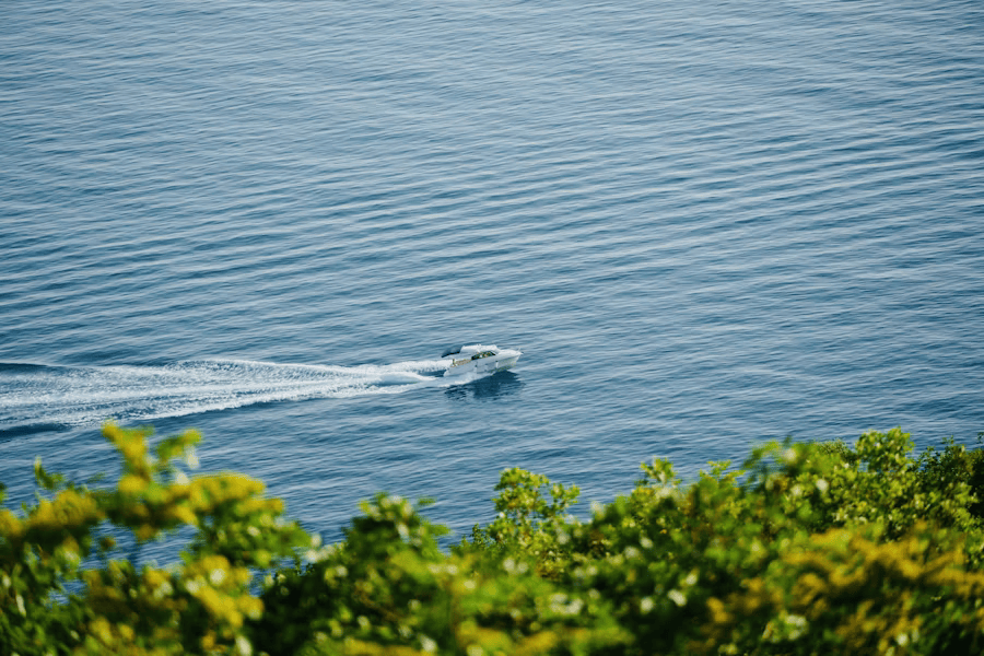 Boot fährt übers Wasser.