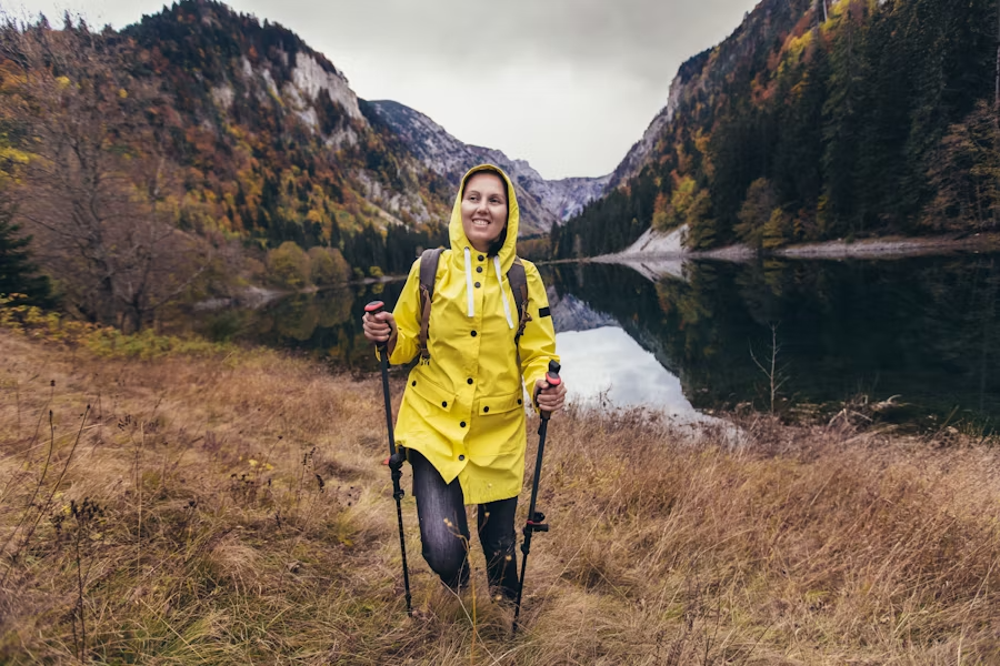 In Montenegro wandern macht eine Frau glücklich.