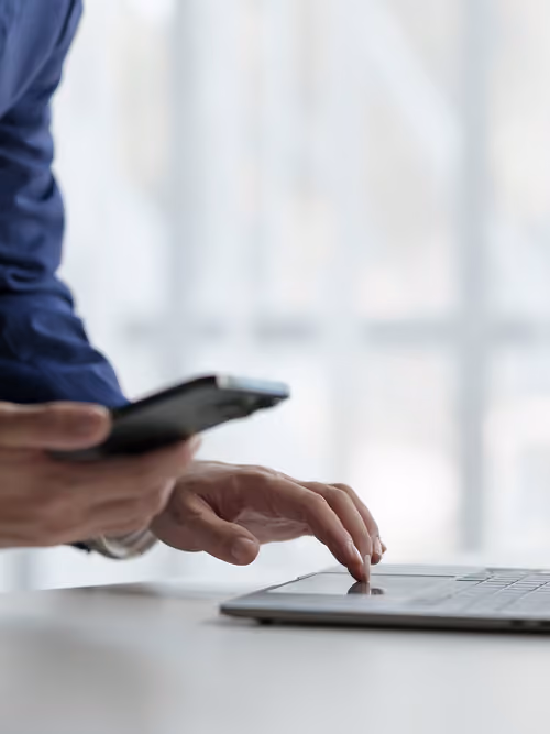 Kontaktaufnahme mit Telefon und Laptop