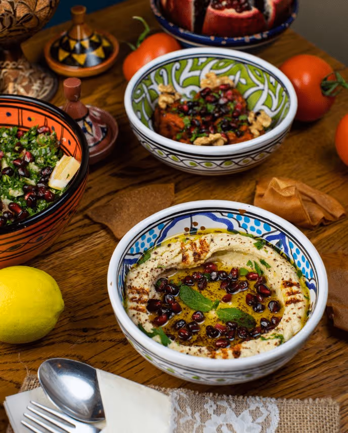 Hummus und Mezze auf Tisch angerichtet