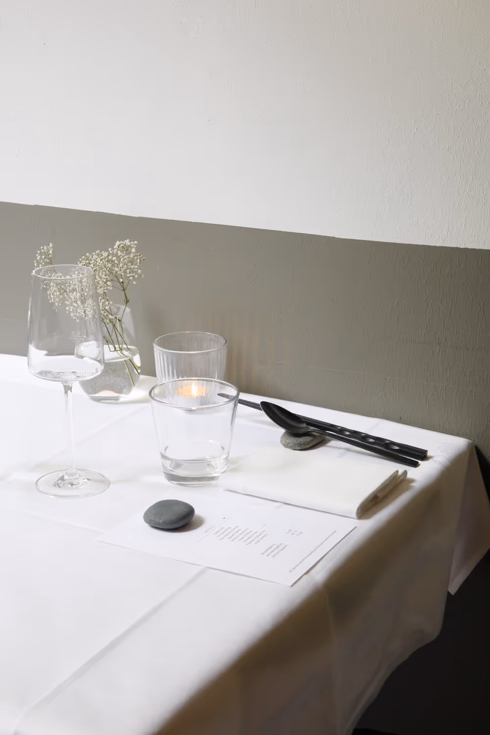 Gedeckter weißer Tisch
