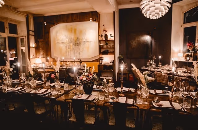 gedeckte Tafel in warmem Licht