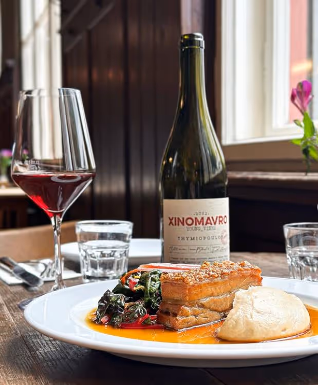 Wein und Essen im Marktlokal