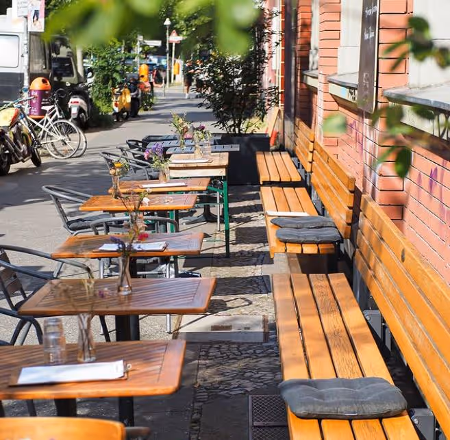 Sitzplätze des Marktlokal draußen auf dem Gehweg