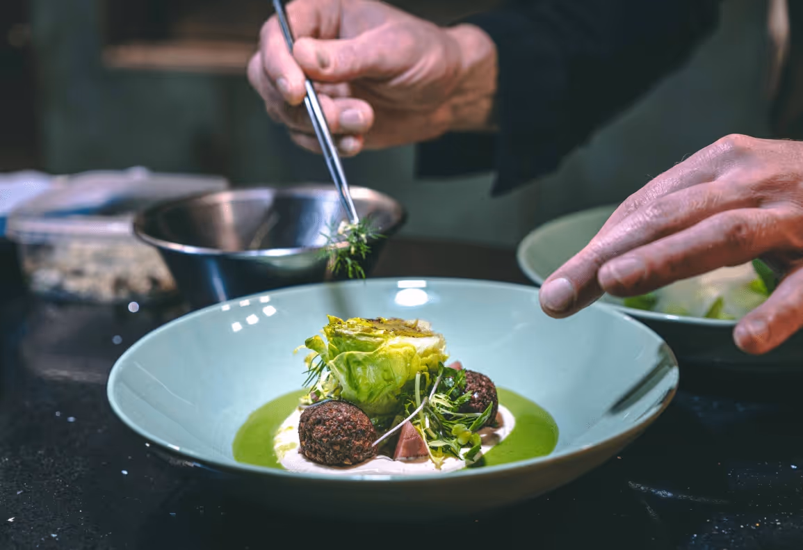 leckeres Essen wird auf Teller angerichtet