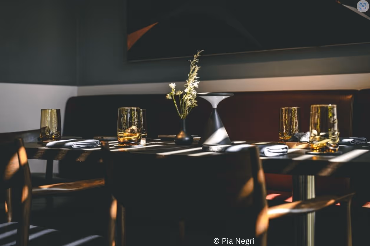 Rutz Sitzmöglichkeiten und gedeckter Tisch