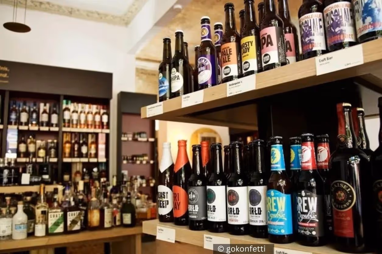 Viele Flaschen Alkohol in Regal